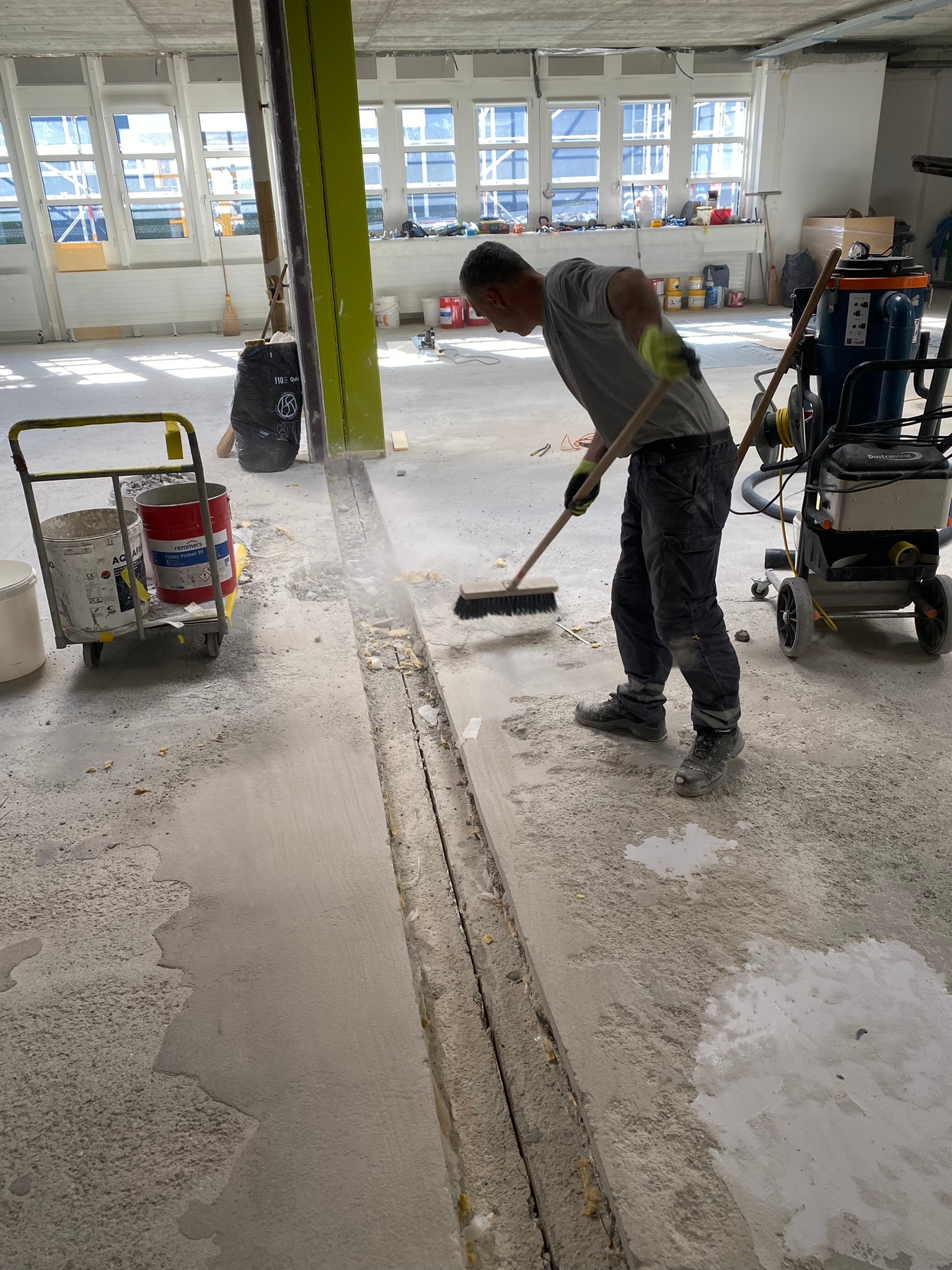 Hoch Belastbarer Industrie-Einstreubelag auf EP-Basis, Fugendichtungen, Brandabschottung