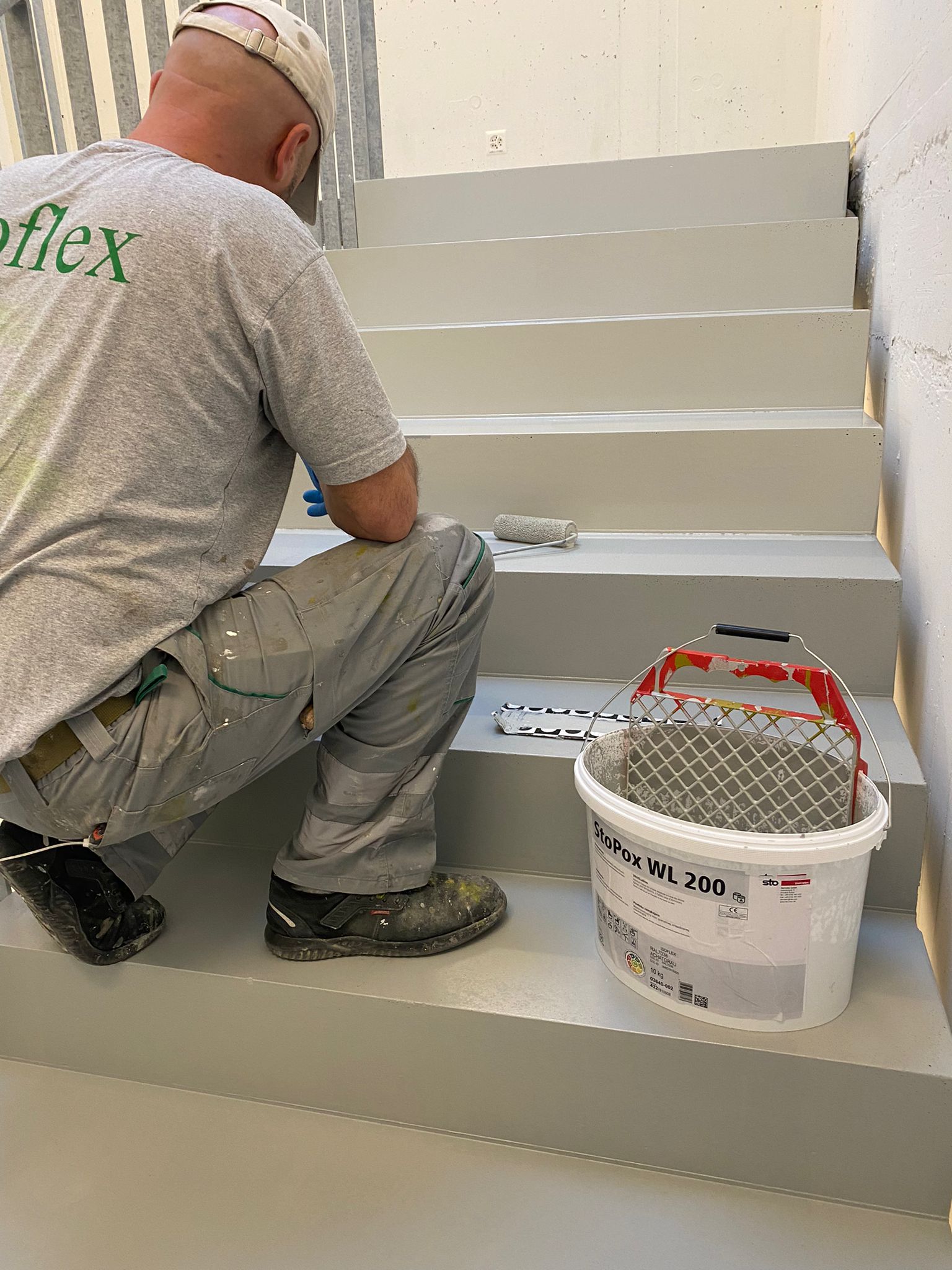 Arbeiter der isoflex bautechnik AG beim beschichten einer Treppe
