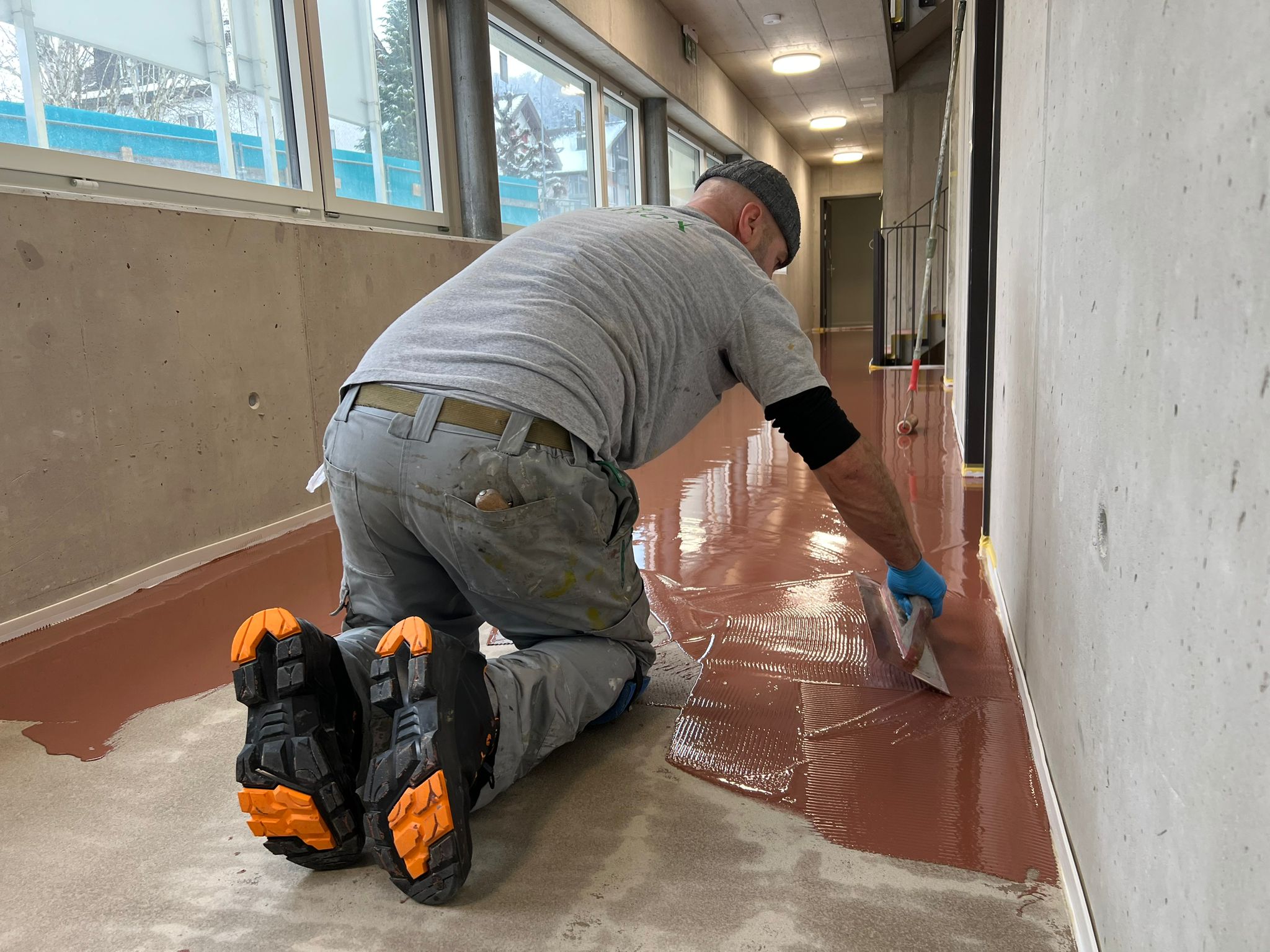 Arbeiter der isoflex bautechnik AG beim beschichten eines durchganges