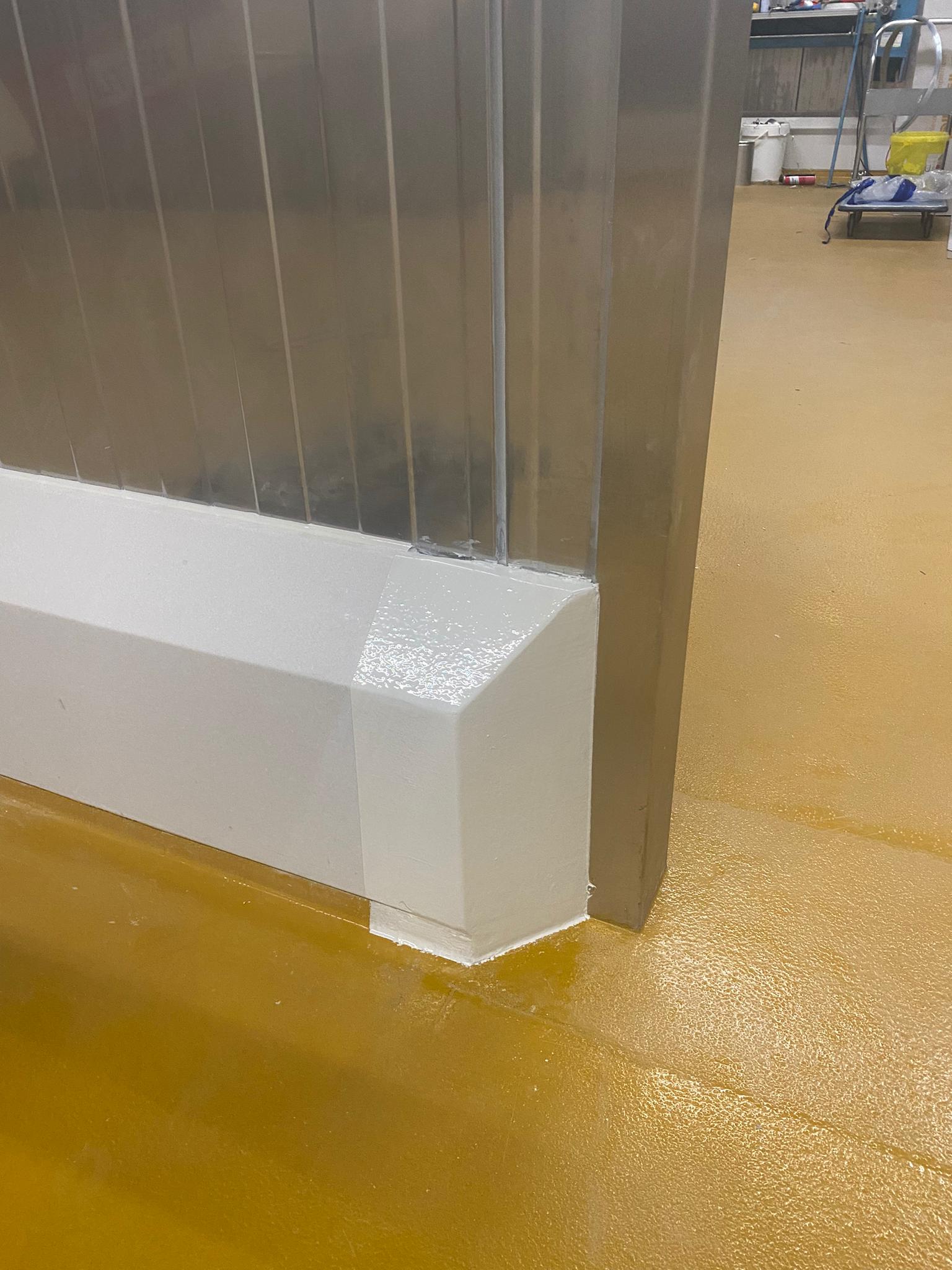 Hoch chemisch- und mechanisch belastbarer EP- Einstreubelag, Wandbeschichtungen auf EP-Basis, Hartbetonbelag in Zusammenarbeit mit Walo AG