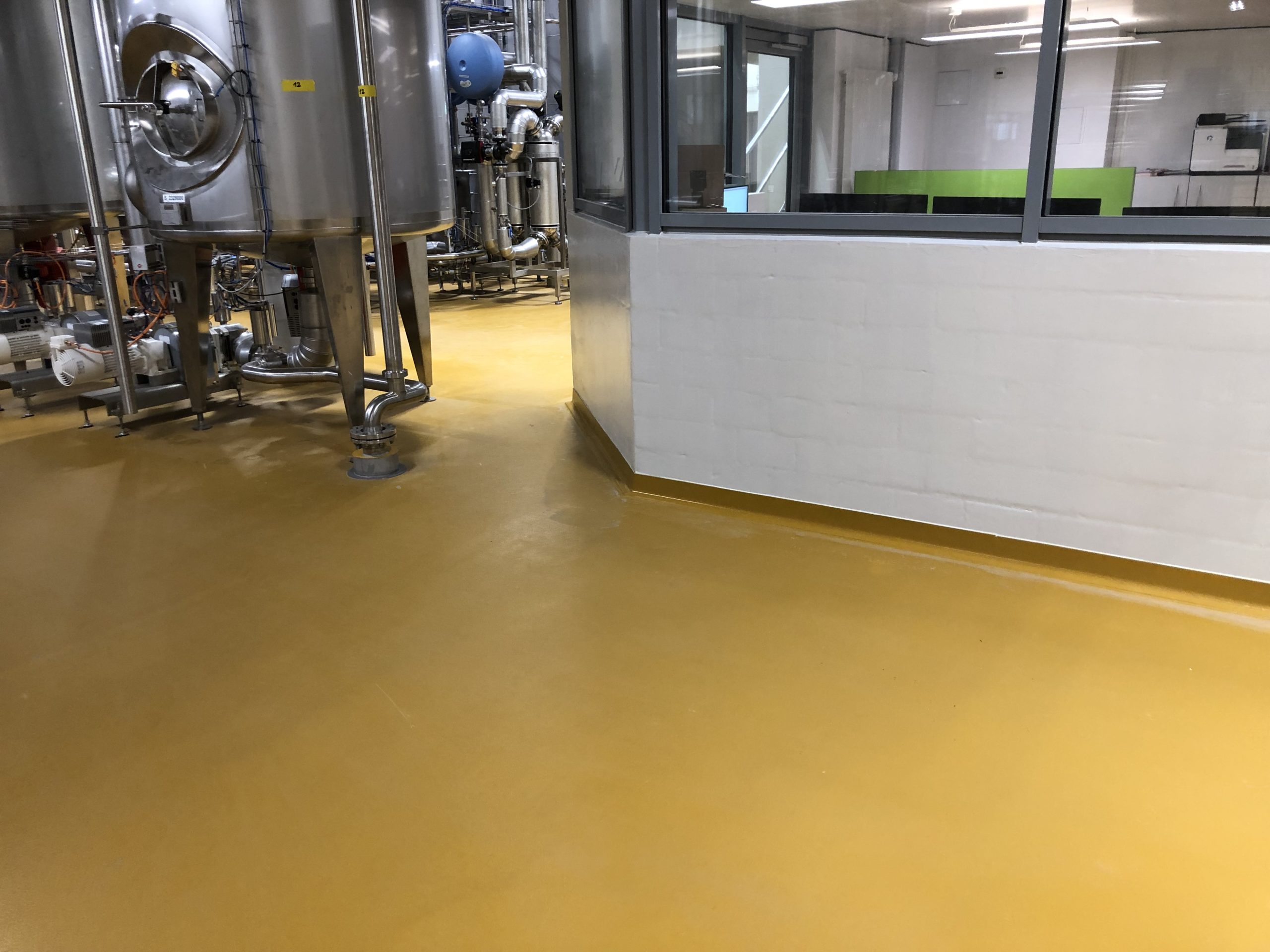 Hoch chemisch- und mechanisch belastbarer EP- Einstreubelag, Wandbeschichtungen auf EP-Basis, Hartbetonbelag in Zusammenarbeit mit Walo AG