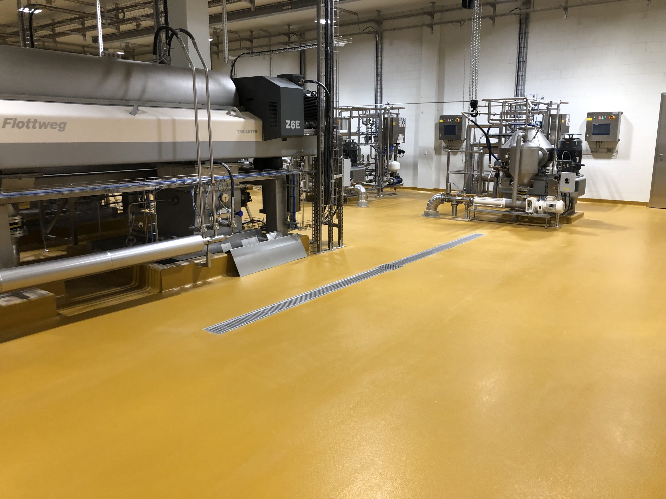 Hoch chemisch- und mechanisch belastbarer EP- Einstreubelag, Wandbeschichtungen auf EP-Basis, Hartbetonbelag in Zusammenarbeit mit Walo AG