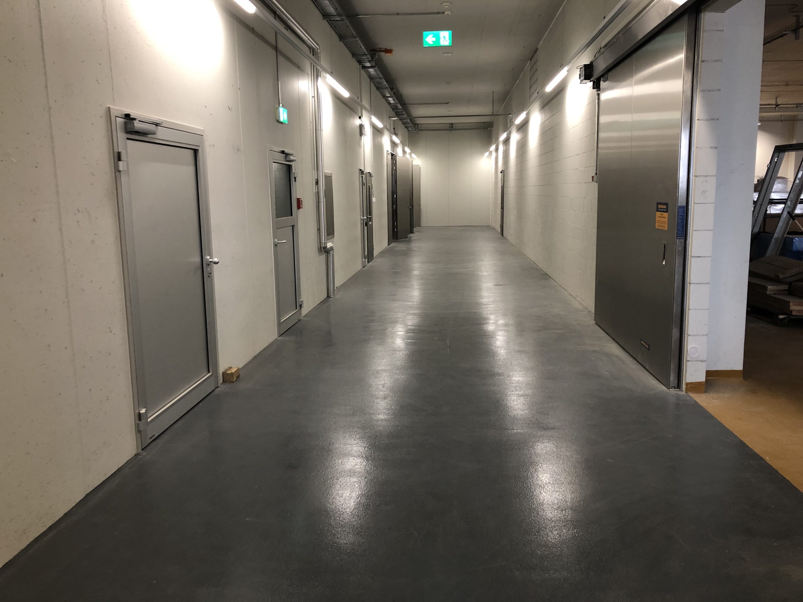 Hoch chemisch- und mechanisch belastbarer EP- Einstreubelag, Wandbeschichtungen auf EP-Basis, Hartbetonbelag in Zusammenarbeit mit Walo AG