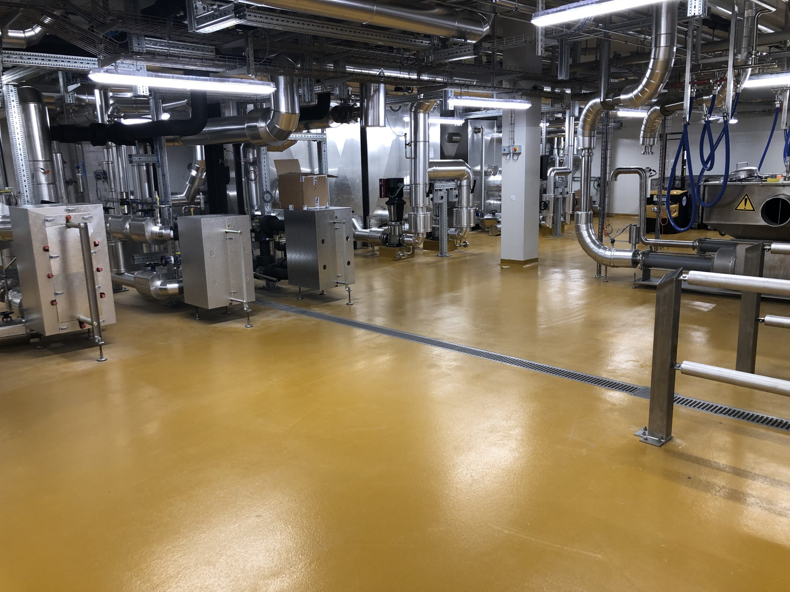 Hoch chemisch- und mechanisch belastbarer EP- Einstreubelag, Wandbeschichtungen auf EP-Basis, Hartbetonbelag in Zusammenarbeit mit Walo AG