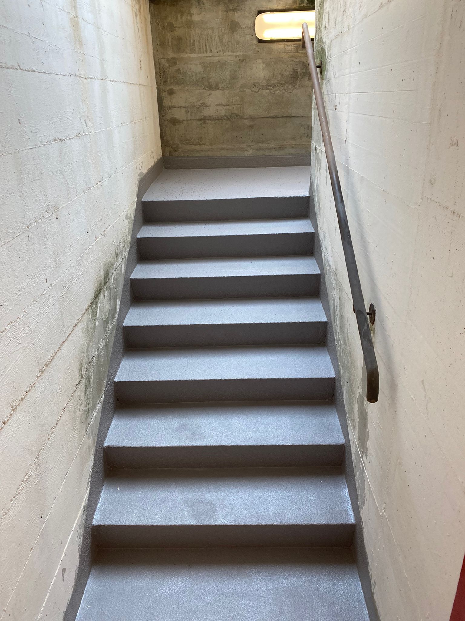 Fertig beschichtete Treppe