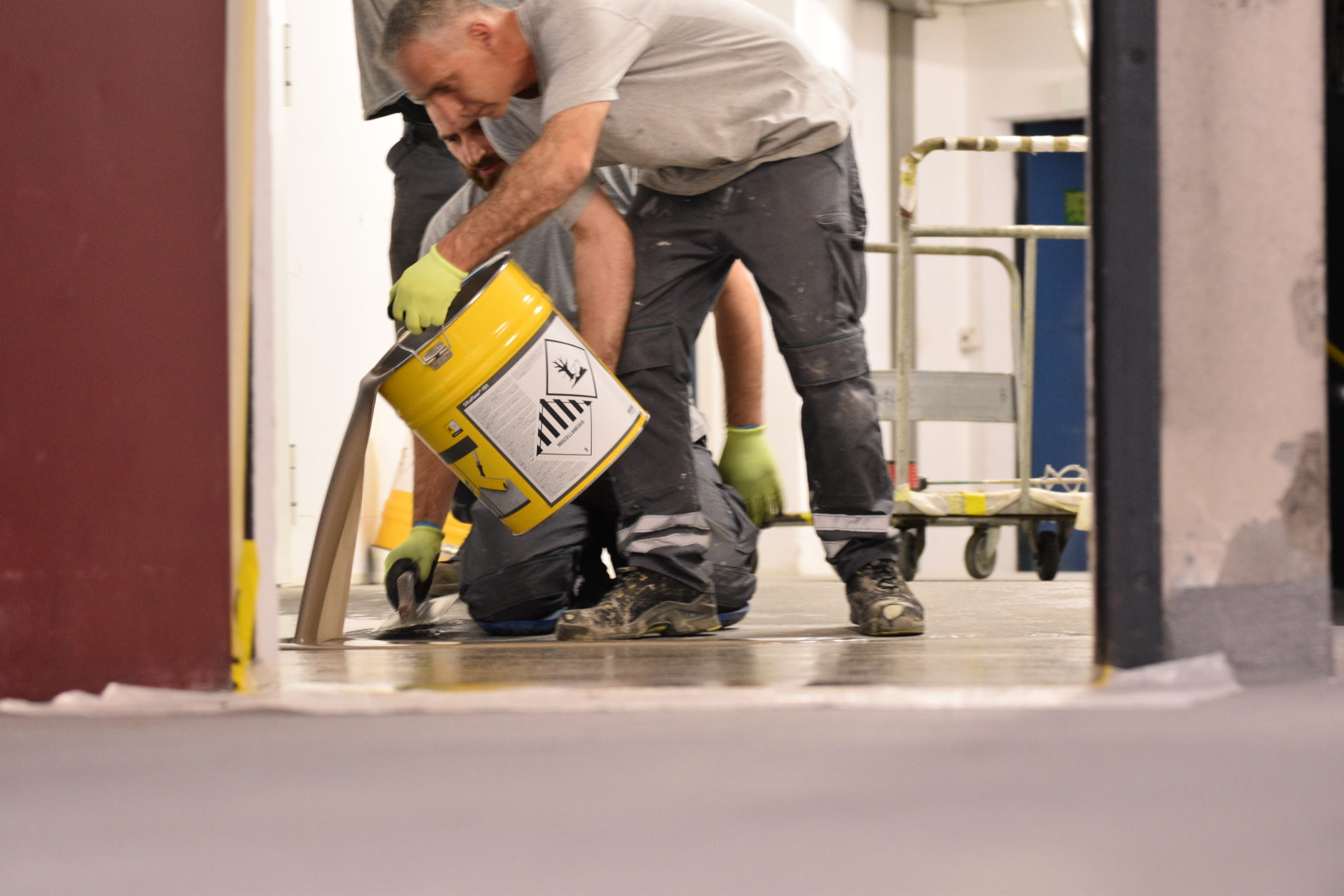 Arbeiter der isoflex bautechnik AG, beim bodenbeschichten