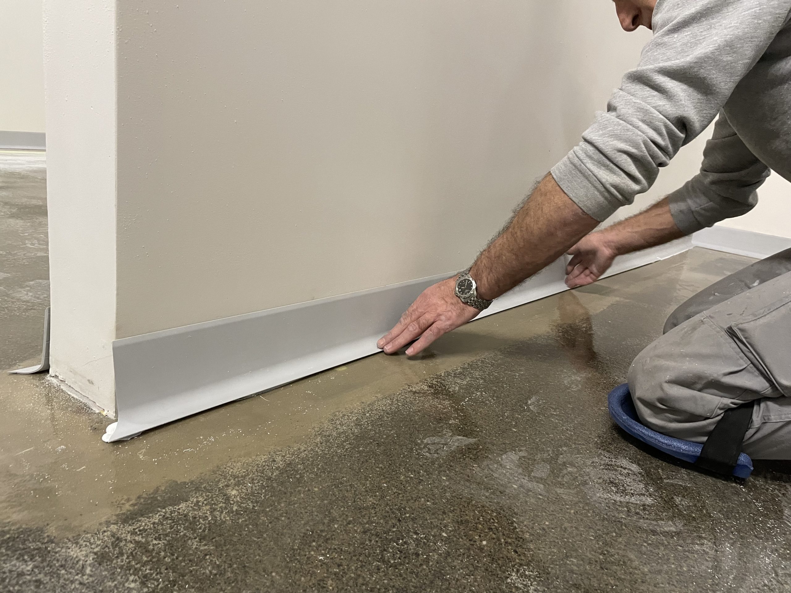 Minergie Eco-zertifizierter Bau, Wandbeschichtungen auf PU-Basis in Nasszellen und Gastroküche, Bodenbeschichtung mit PU Fliessbelag, Bodenbeschichtung auf EP-Basis als Einstreubelag, Abdichtungen in Nasszellen und Gastroküche, Fugendichtungen