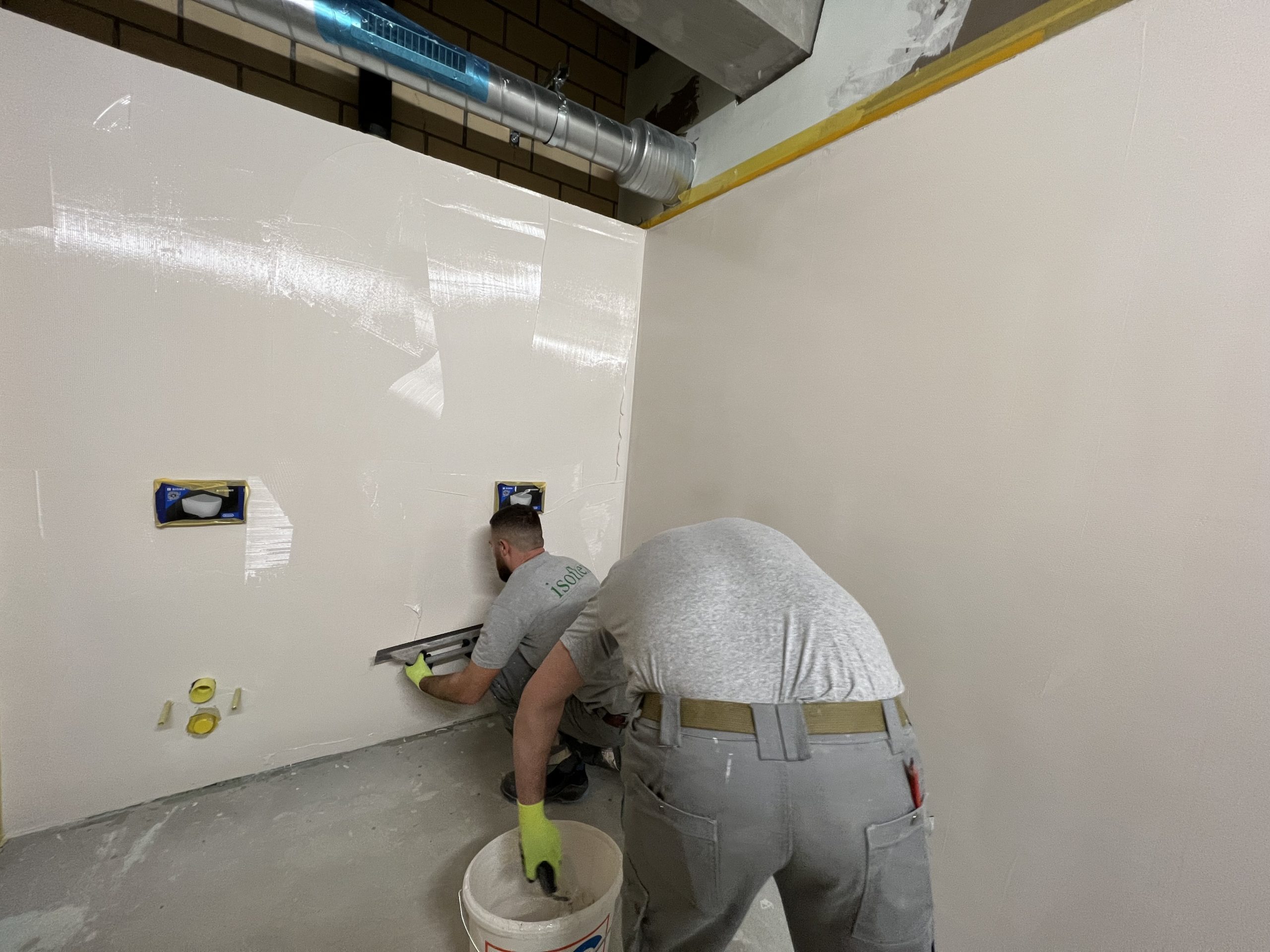 Minergie Eco-zertifizierter Bau, Wandbeschichtungen auf PU-Basis in Nasszellen und Gastroküche, Bodenbeschichtung mit PU Fliessbelag, Bodenbeschichtung auf EP-Basis als Einstreubelag, Abdichtungen in Nasszellen und Gastroküche, Fugendichtungen