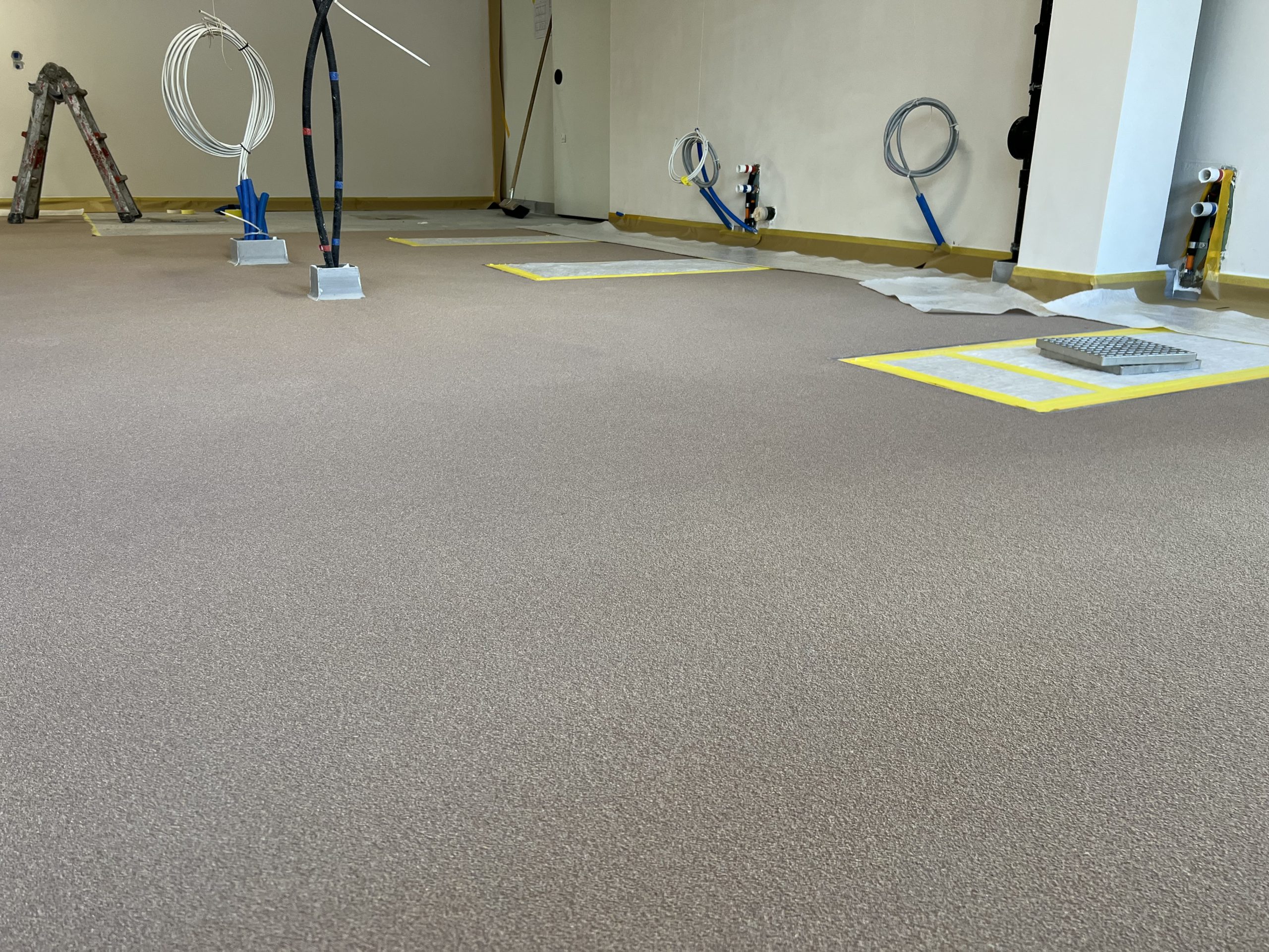 Minergie Eco-zertifizierter Bau, Wandbeschichtungen auf PU-Basis in Nasszellen und Gastroküche, Bodenbeschichtung mit PU Fliessbelag, Bodenbeschichtung auf EP-Basis als Einstreubelag, Abdichtungen in Nasszellen und Gastroküche, Fugendichtungen