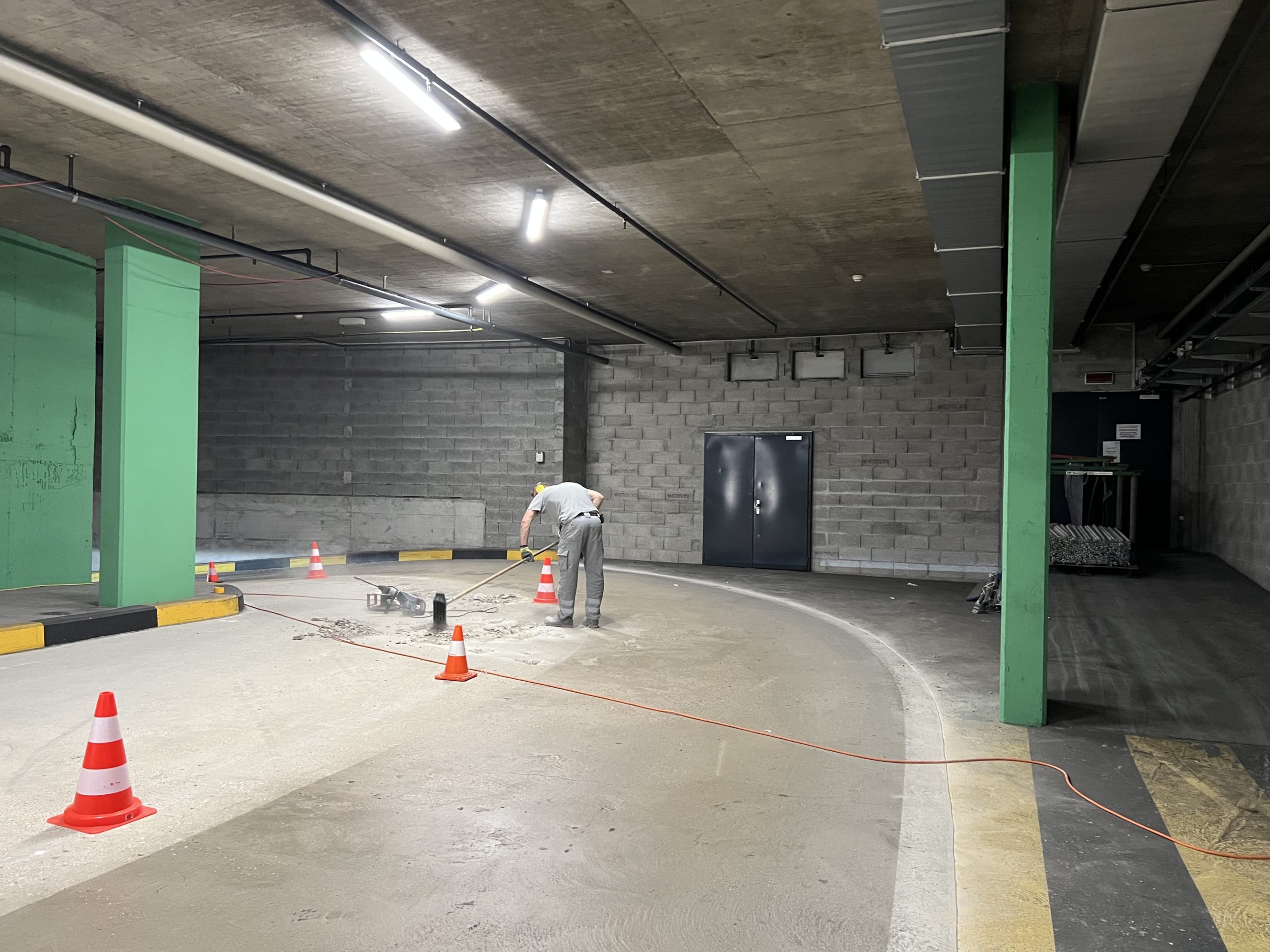 Arbeiter der isoflex bautechnik AG, beim bodenbeschichten