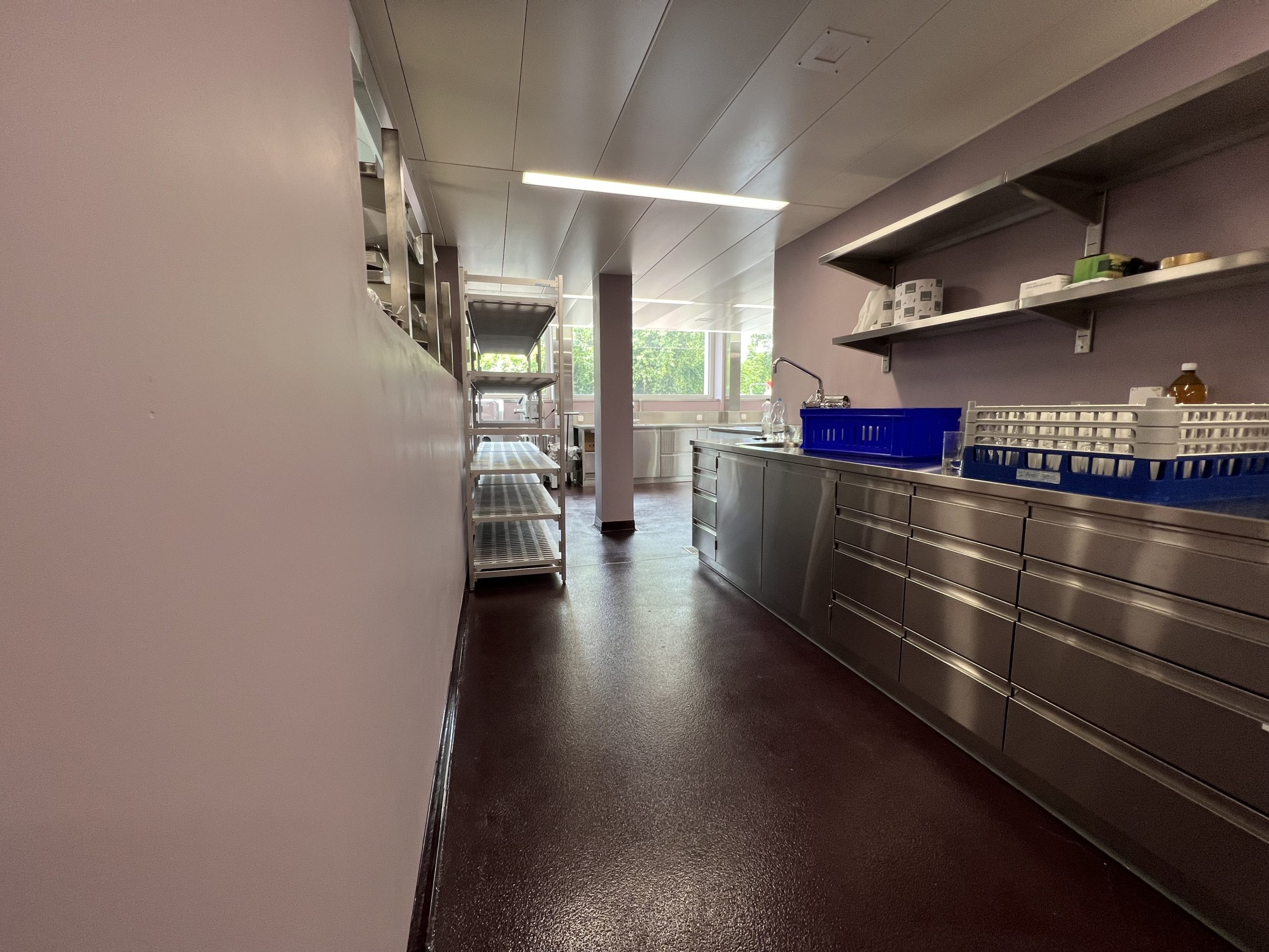 Minergie Eco-zertifizierter Bau, Wandbeschichtungen auf PU-Basis in Nasszellen und Gastroküche, Bodenbeschichtung mit PU Fliessbelag, Bodenbeschichtung auf EP-Basis als Einstreubelag, Abdichtungen in Nasszellen und Gastroküche, Fugendichtungen