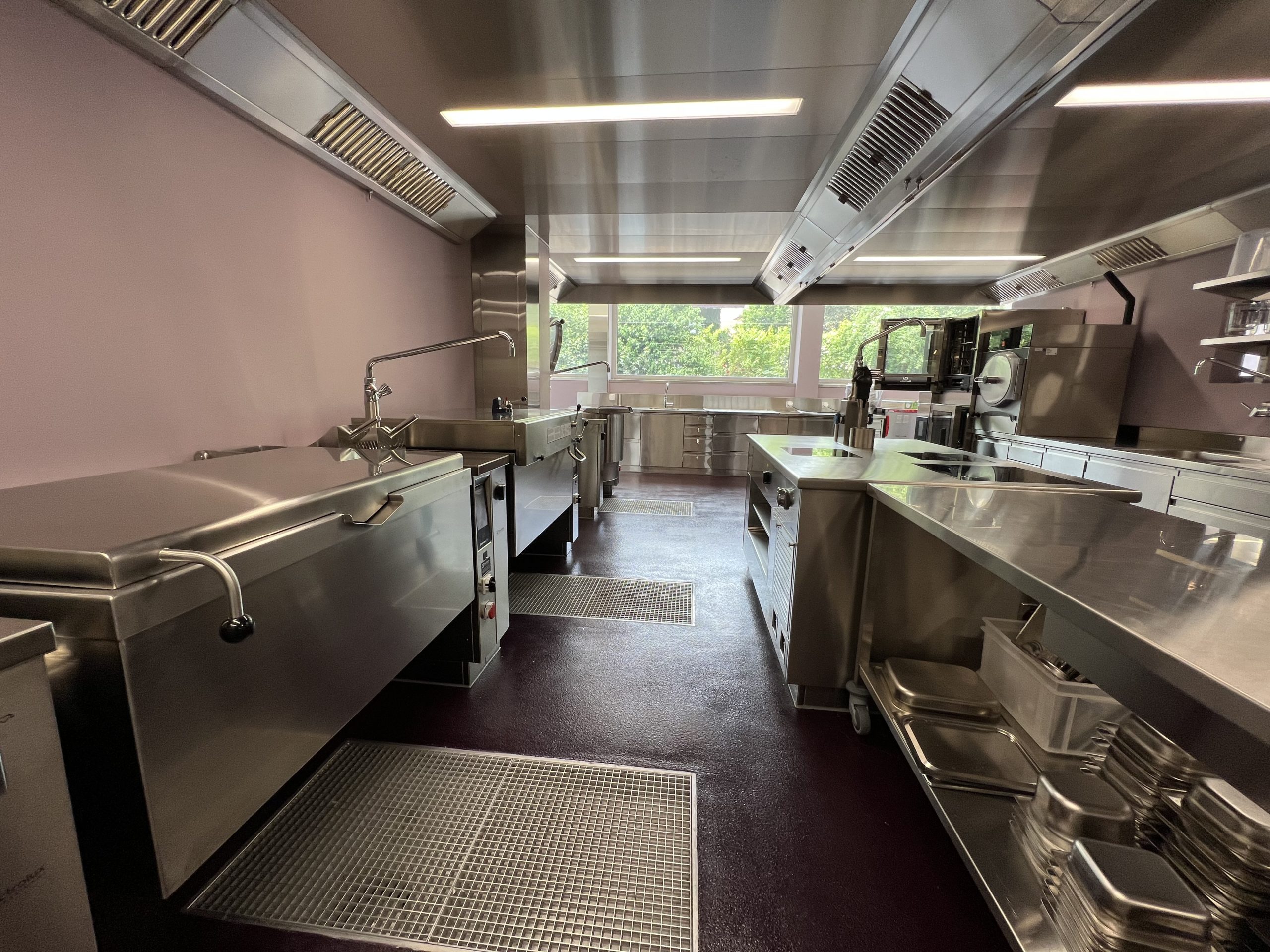 Minergie Eco-zertifizierter Bau, Wandbeschichtungen auf PU-Basis in Nasszellen und Gastroküche, Bodenbeschichtung mit PU Fliessbelag, Bodenbeschichtung auf EP-Basis als Einstreubelag, Abdichtungen in Nasszellen und Gastroküche, Fugendichtungen