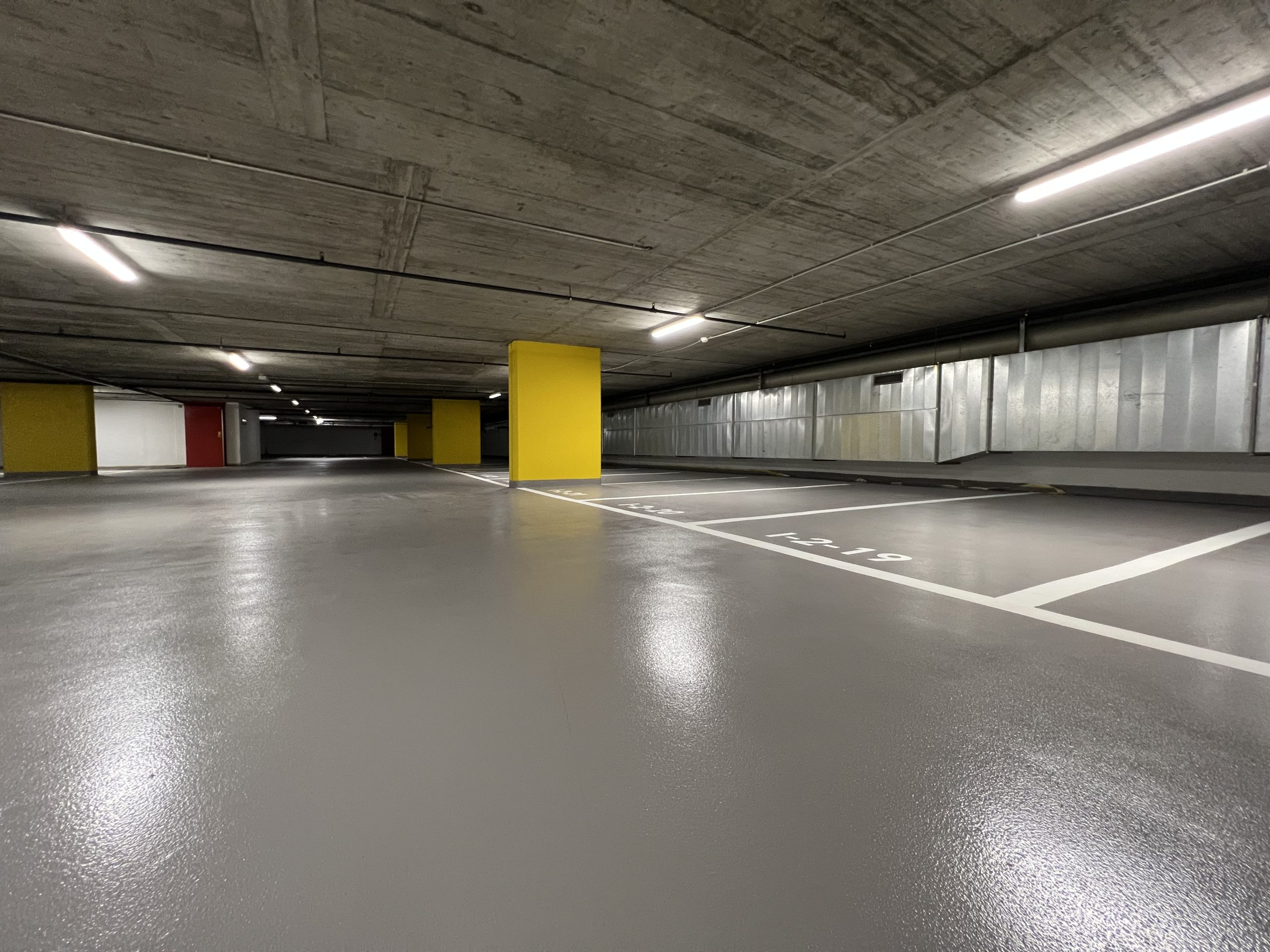 Fertig beschichtete Einstellhalle