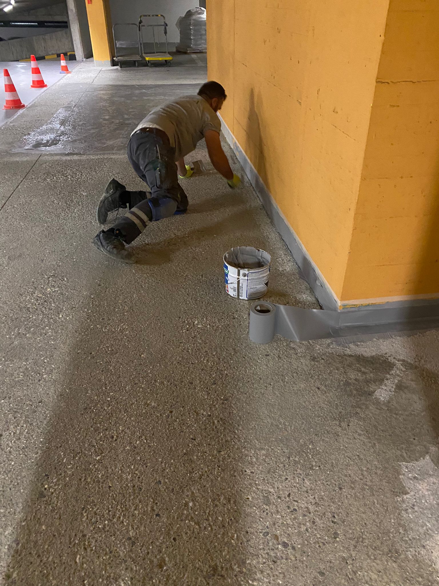 Ein Arbeiter der isoflex bautechnik AG, dichtet die Betonfugen ab