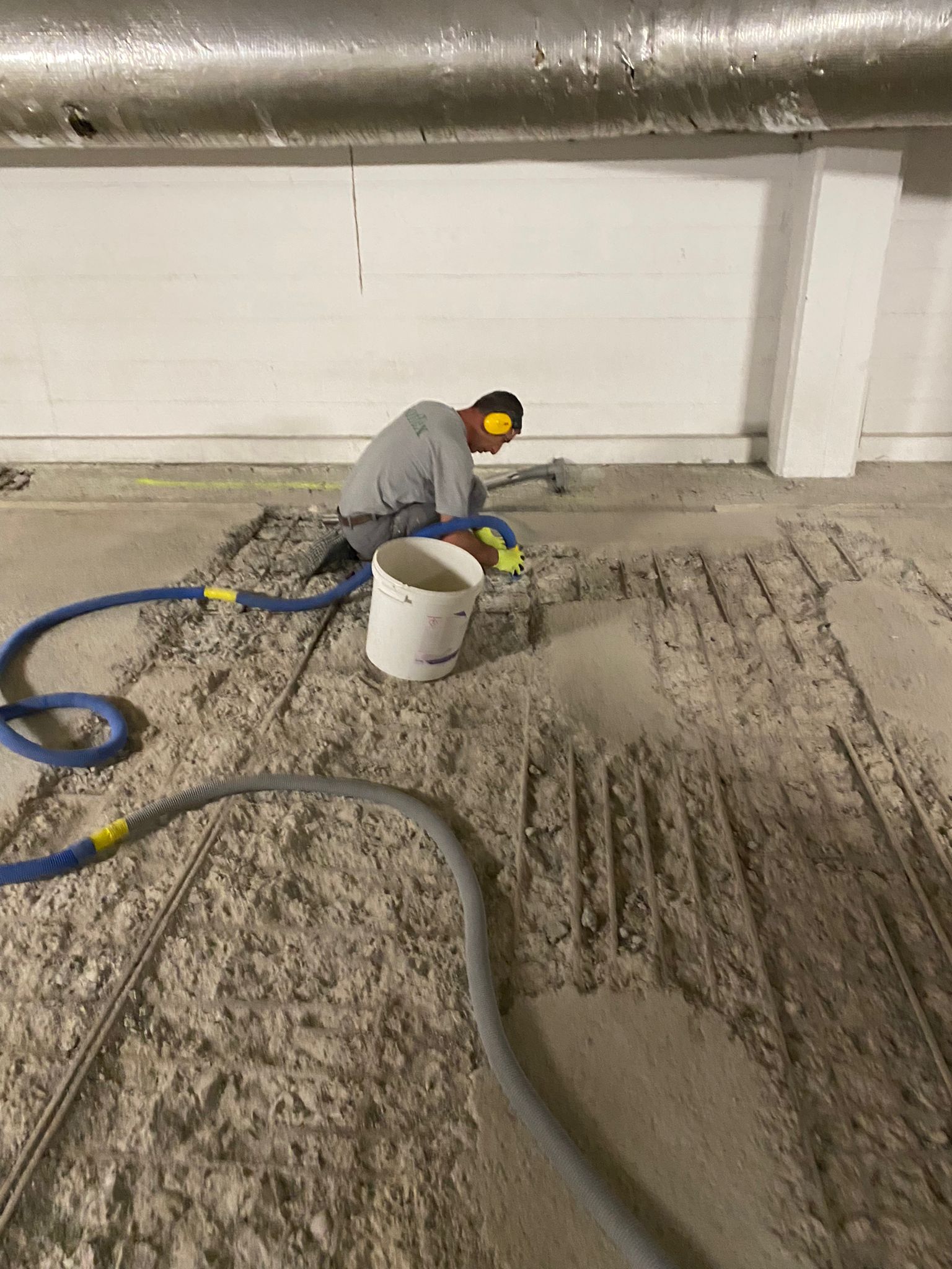 Ein Arbeiter der isoflex bautechnik AG, saniert den Betonboden