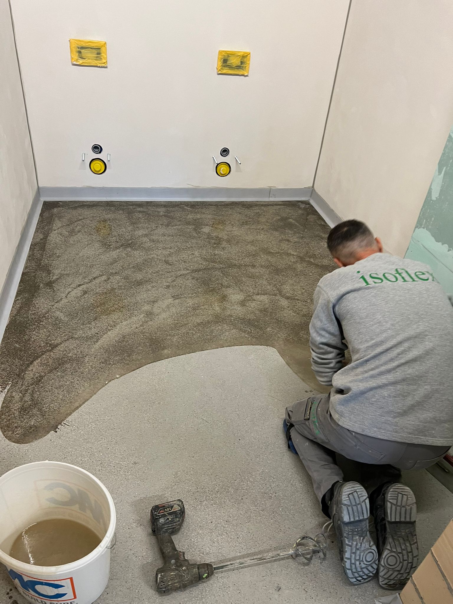 Minergie Eco-zertifizierter Bau, Wandbeschichtungen auf PU-Basis in Nasszellen und Gastroküche, Bodenbeschichtung mit PU Fliessbelag, Bodenbeschichtung auf EP-Basis als Einstreubelag, Abdichtungen in Nasszellen und Gastroküche, Fugendichtungen